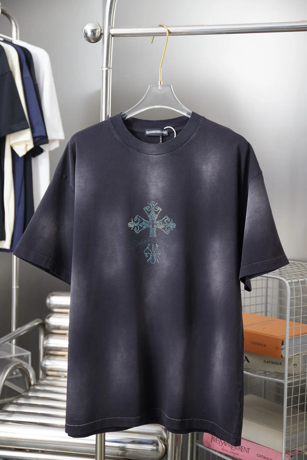 P190 Chrome Hearte 25SS early spring new model, cross hot diamond short sleeves, light luxury, essential item for daily commuting for men and women, correct version, welcome to compare, detailed features · 280 grams of 100% pure cotton double yarn jersey fabric · Custom dyeing in the same vat with special thickened 32 pieces of double-strand 1X1 thread · Digital direct printing ➕ High temperature Australian imported diamonds. Ready-made garments are dyed, and then faded and fried snowflakes are processed. Then wash to make it look old. General washing improves the effect · Double-needle stitching across seams · Original main mark, washed tag, branded moisture-proof paper packaging Color: black/blue/grey Size: S/M/L/XL
